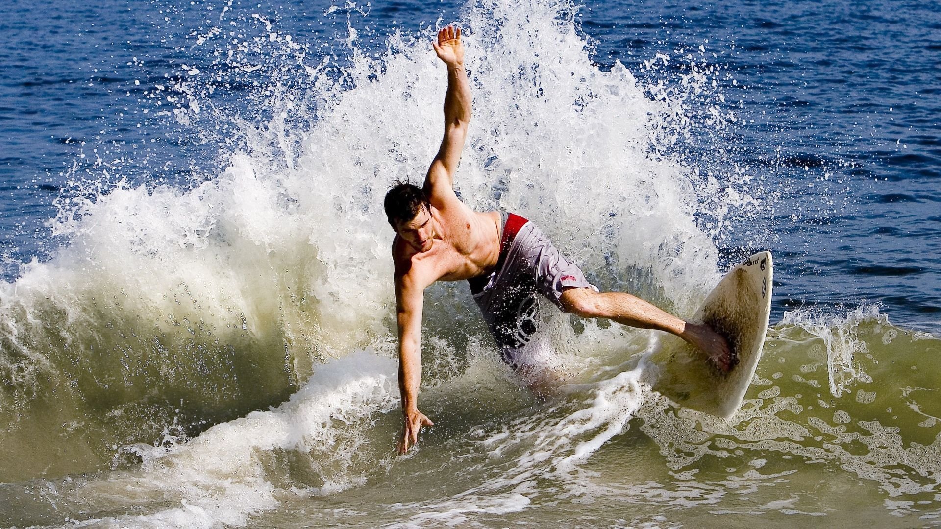 女子百米大战 美国新星跑出世界第一成绩，美国女子百米运动员